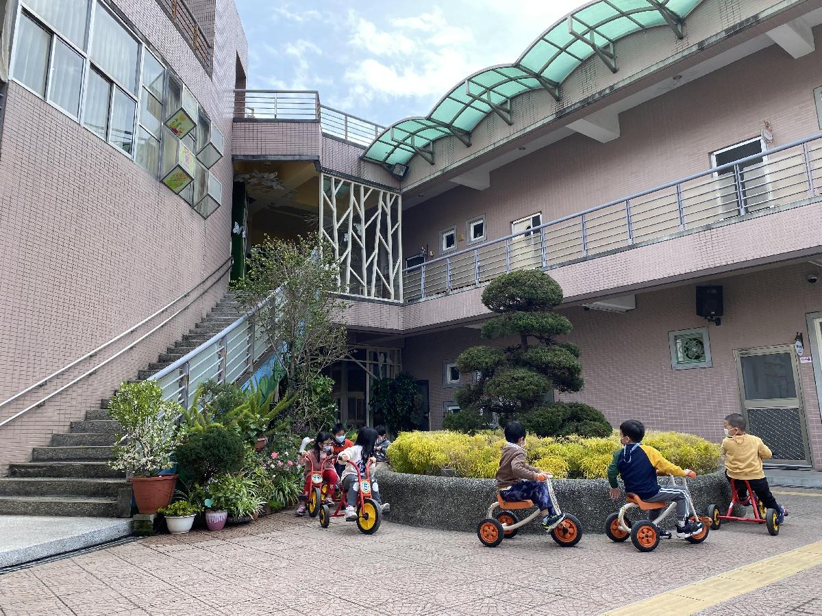 園本部前院騎腳踏車