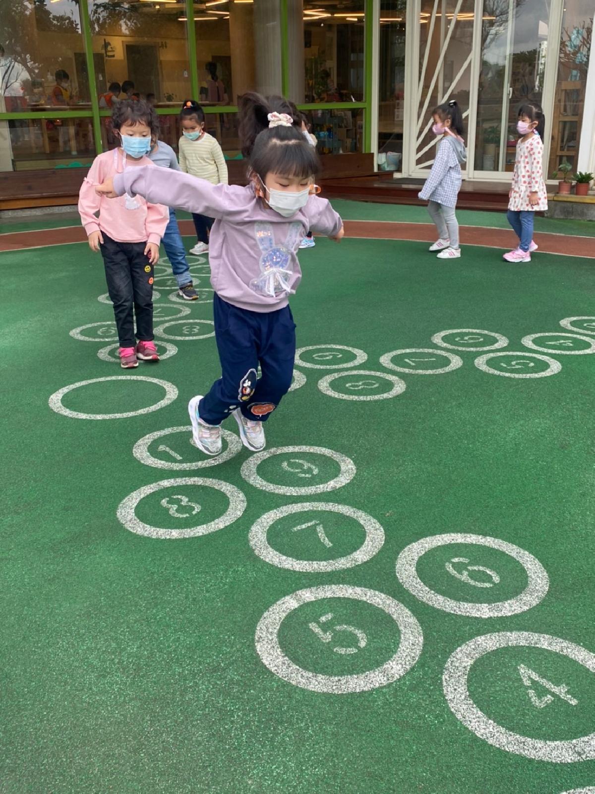 園本部後院跳格子