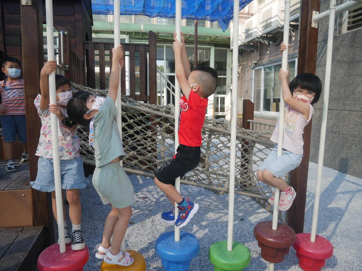 園本部大遊樂場攀爬1