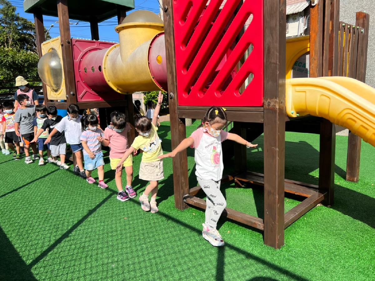 園本部遊樂場戶外光影走線遊戲