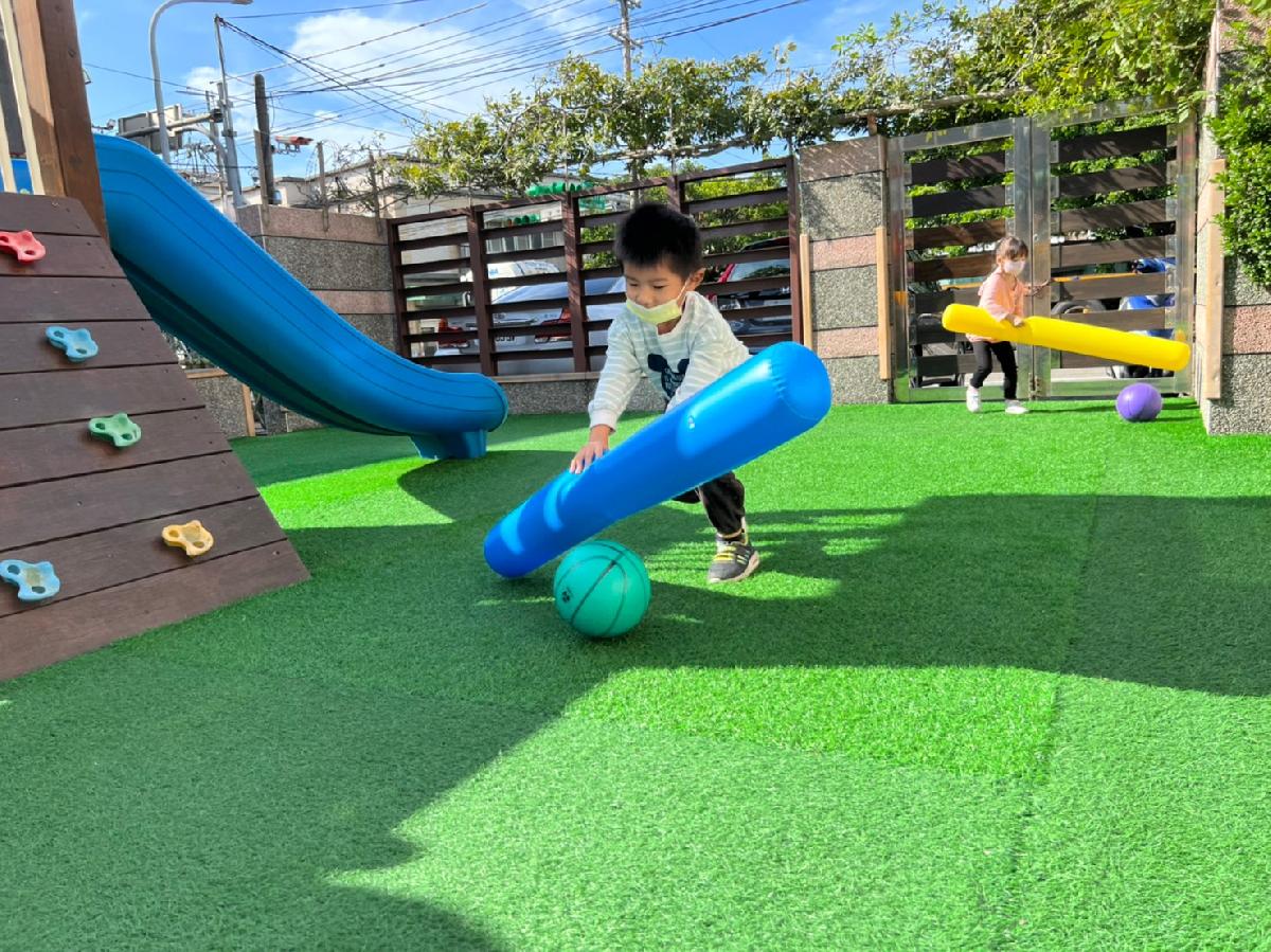 園本部遊樂場空氣棒運球
