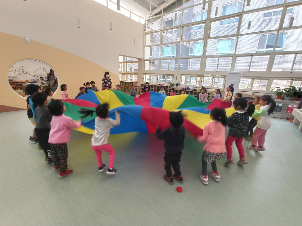 中正分班活動區氣球傘活動
