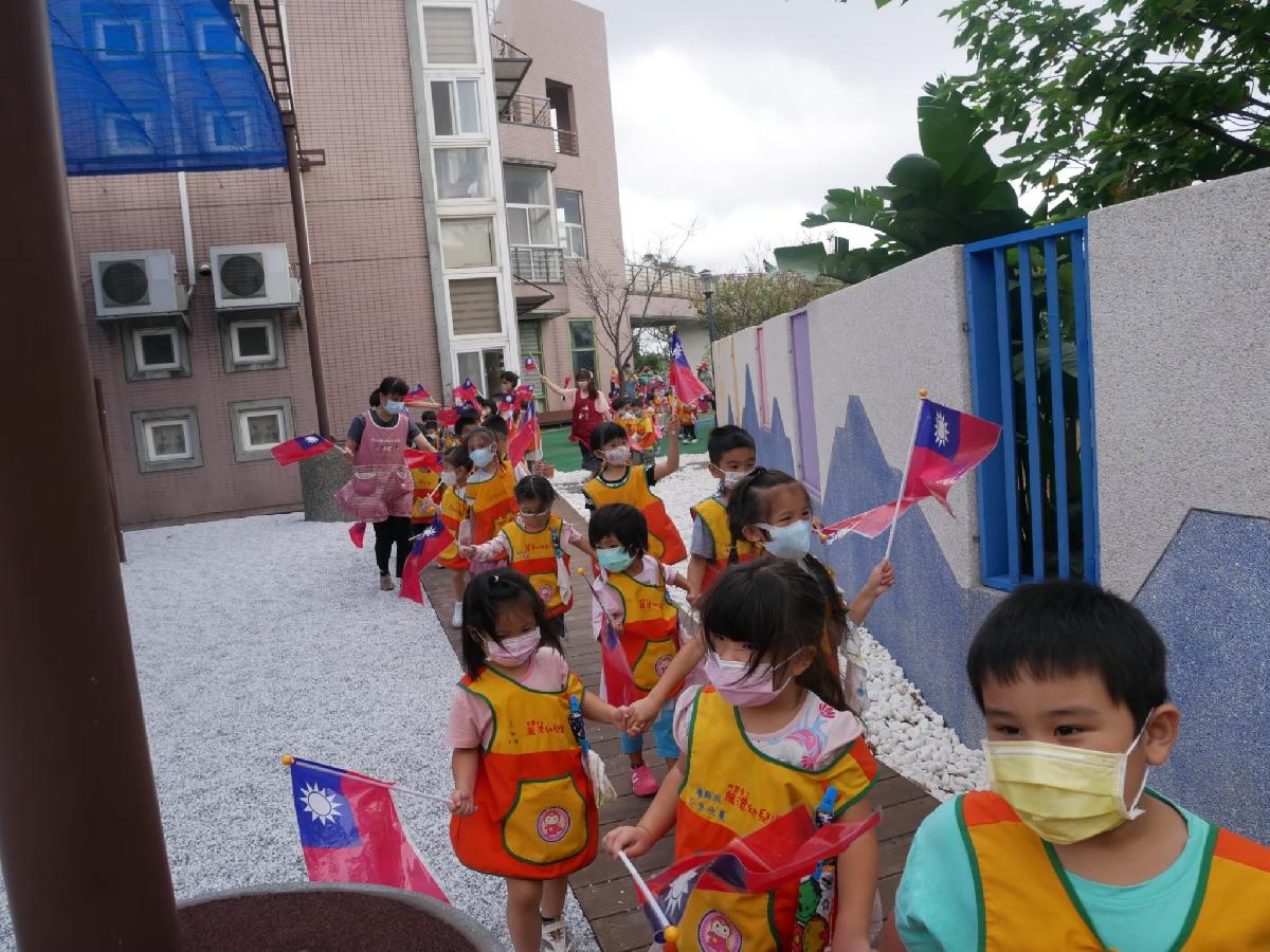 企鵝+海豚班大手牽小手