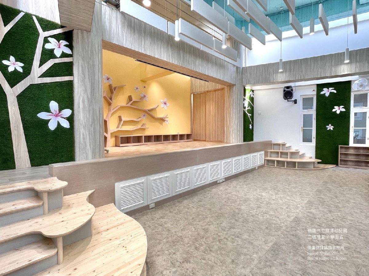 禮堂內的梯田樓梯與桐花舞台