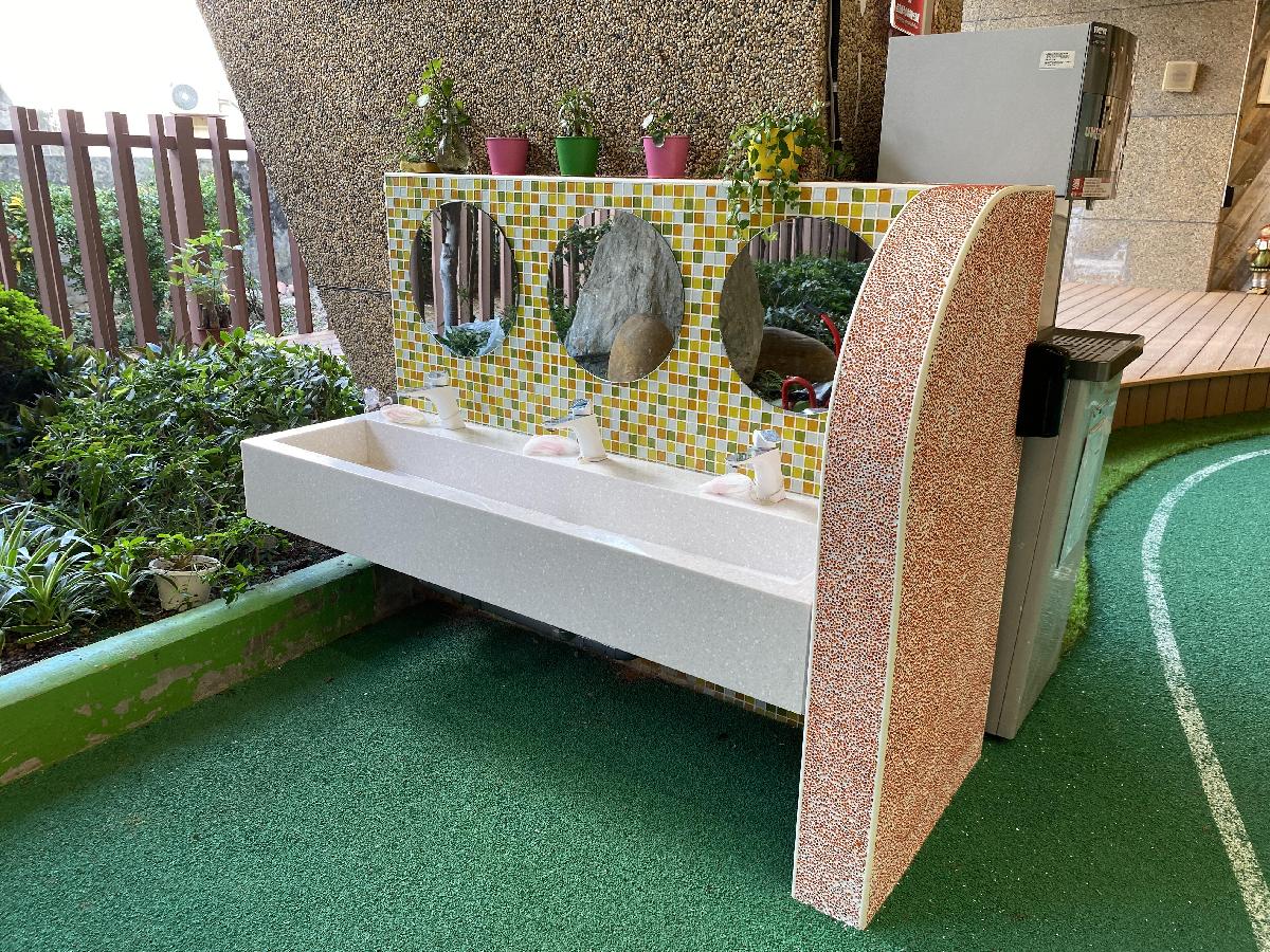 融入環境中的戶外洗手台