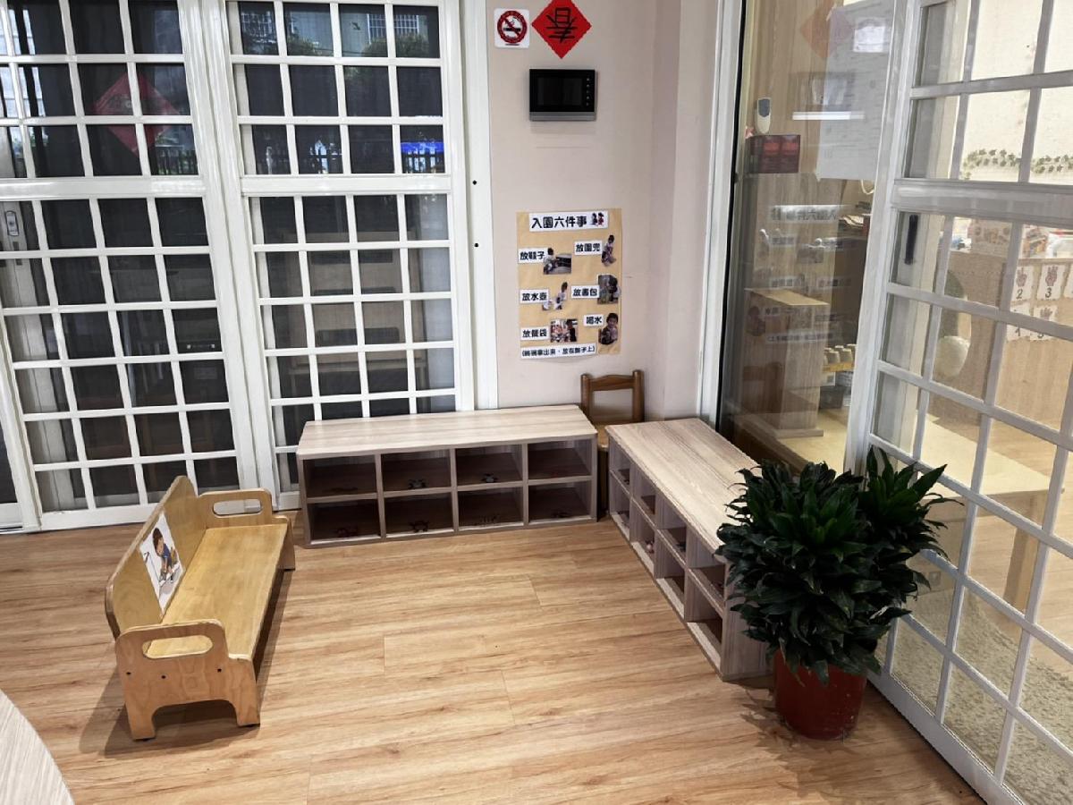 2歲專班蘋果班穿脫鞋區