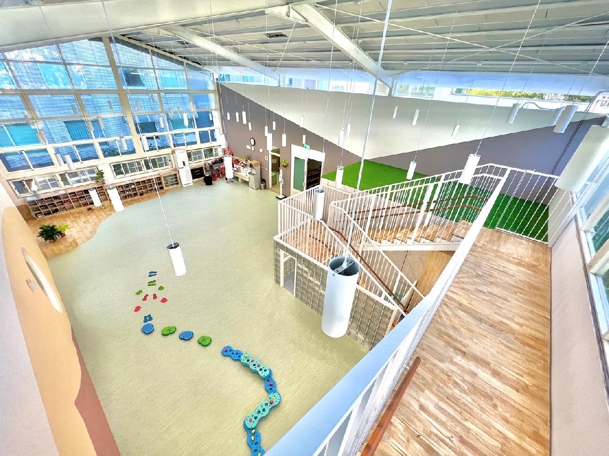 通往露臺的樓梯