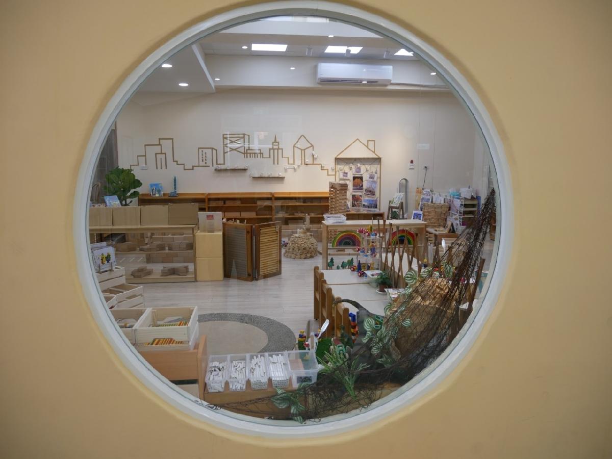 圓形窗內豐富好玩的月亮班